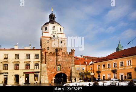 Torre della storica porta di Cracovia a Lublino, Polonia. 25 dicembre 2022 Foto Stock