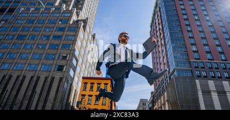 Uomo d'affari che salta per strada. Avanti salto e passi. Concetto di ambizioni aziendali. Strategia di successo aziendale. Sviluppo della crescita creativa Foto Stock