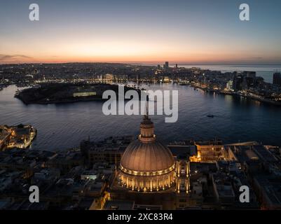 La Valletta, Malta - veduta aerea della chiesa di nostra Signora del Monte Carmelo, St Paul e Manoel Island all'ora blu. Sliema e Fort manuel sono sulla Foto Stock