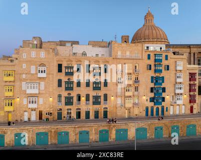 iconica parete gialla con balconi colorati e finestre. Vista tipica di Malta. Foto Stock