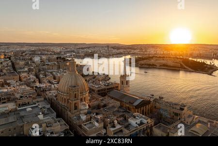 La Valletta, Malta - veduta aerea della chiesa di nostra Signora del Monte Carmelo, St Paul e Manoel Island al tramonto Foto Stock