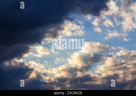 sfondo meteorologico nuvoloso. cumulus nuvole sul cielo blu soffiato dal vento Foto Stock