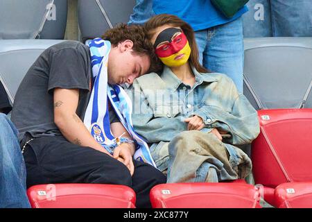 Heidi Klum (GNTM) con il marito Tom Kaulitz e quattro figli Lou (accanto a lei), Johan, Henry e Leni con il fidanzato Aris Rachevsky nella fase a gironi GERMANIA - SCOZIA 5-1 dei Campionati europei UEFA 2024 il 14 giugno 2024 a Monaco, Germania. Fotografo: ddp Images/STAR-Images credito: ddp media GmbH/Alamy Live News Foto Stock