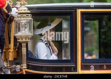 The Mall, Westminster, Londra, Regno Unito. 15 giugno 2024. La famiglia reale, bande e truppe in massa hanno viaggiato lungo il Mall fino alla Horse Guards Parade per la cerimonia del Trooping of the Colour, nota anche come King's Birthday Parade. Kate Middleton, Catherine, Principessa di Galles in carrozza chiusa Foto Stock