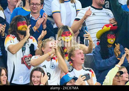 Heidi Klum (GNTM) con il marito Tom Kaulitz e quattro figli Lou (accanto a lei), Johan, Henry e Leni con il fidanzato Aris Rachevsky nella fase a gironi GERMANIA - SCOZIA 5-1 dei Campionati europei UEFA 2024 il 14 giugno 2024 a Monaco, Germania. Fotografo: ddp Images/STAR-Images credito: ddp media GmbH/Alamy Live News Foto Stock