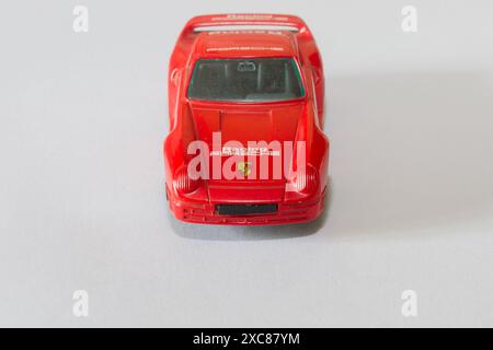 Red Porsche Toy car per bambini, macchina in miniatura prodotta da Bburago Foto Stock