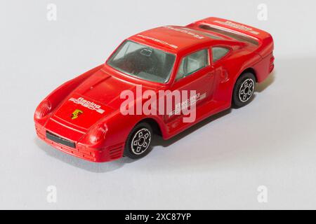 Red Porsche Toy car per bambini, macchina in miniatura prodotta da Bburago Foto Stock