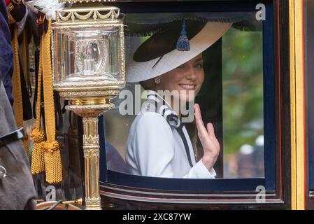 The Mall, Westminster, Londra, Regno Unito. 15 giugno 2024. La famiglia reale, bande e truppe in massa hanno viaggiato lungo il Mall fino alla Horse Guards Parade per la cerimonia del Trooping of the Colour, nota anche come King's Birthday Parade. Kate Middleton, Catherine, Principessa di Galles in carrozza chiusa Foto Stock