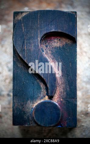 poster in legno d'epoca con marchio di query inghilterra Foto Stock