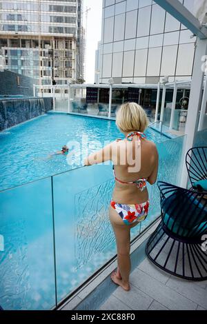 giovane donna in piedi accanto alla piscina dell'area urbana doha qater Foto Stock