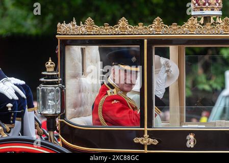 The Mall, Westminster, Londra, Regno Unito. 15 giugno 2024. La famiglia reale, bande e truppe in massa hanno viaggiato lungo il Mall fino alla Horse Guards Parade per la cerimonia del Trooping of the Colour, nota anche come King's Birthday Parade. Per il 2024 l'onore spetta al numero 9 delle guardie irlandesi della compagnia per truppare il loro colore. Re Carlo III viaggiò in carrozza dopo aver cavalcato a cavallo negli anni precedenti Foto Stock