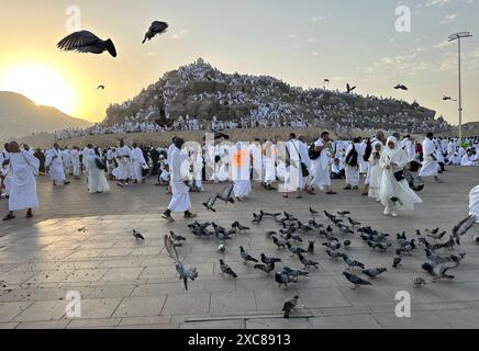 I pellegrini musulmani pregano all'alba sul Monte Arafat dell'Arabia Saudita, noto anche come Jabal al-Rahma o Monte della Misericordia i pellegrini musulmani pregano all'alba sul Monte Arafat dell'Arabia Saudita, noto anche come Jabal al-Rahma o Monte della Misericordia, durante il culmine del pellegrinaggio Hajj il 15 giugno, 2024. Più di 1,5 milioni di musulmani pregheranno sul monte Arafat a temperature altissime il 15 giugno, nel giorno più alto e più estenuante dell'annuale pellegrinaggio Hajj, uno dei cinque pilastri dell’Islam che deve essere compiuto almeno una volta da tutti i musulmani che hanno i mezzi per farlo. Foto di Medhat Hajaj APAimages Mecca Mecca sa Foto Stock