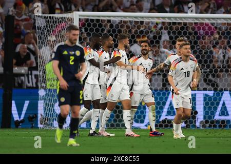 La squadra tedesca festeggia davanti agli scozzesi decapitati durante la partita del gruppo A del Campionato europeo UEFA tra Germania e Scozia all'Allianz Arena di Monaco di Baviera venerdì 14 giugno 2024. (Foto: Pat Scaasi | mi News) crediti: MI News & Sport /Alamy Live News Foto Stock