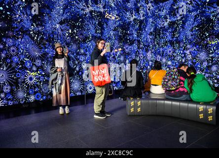 Londra, Regno Unito. "Heaven's Gate" - un'installazione coinvolgente a 360 gradi su 23.000 piedi quadrati di schermi nello spazio espositivo Outernet di Tottenham Court Road Foto Stock