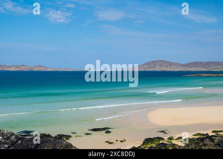 Onde lisce che si infrangono su Lar Beach - Traigh Lar sulla costa occidentale dell'Isola di Harris. Foto Stock