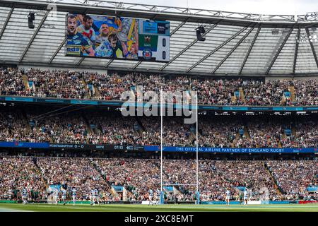 Londra, Inghilterra. Sabato 8 giugno 2024. I tifosi applaudono al 7° minuto in memoria di Rob Burrow durante la finale di Premiership Gallagher tra Bath e. Foto Stock