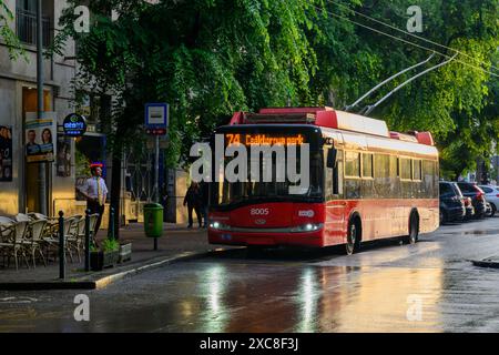 Un autobus elettrico per le strade piovose di Budapest, Ungheria Foto Stock