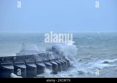 Brighton, East Sussex. Meteo Regno Unito 15 GIUGNO 2024 43 raffiche di vento a Brighton Hove Inghilterra Regno Unito. Credito Caron Watson / Alamy Live News Foto Stock