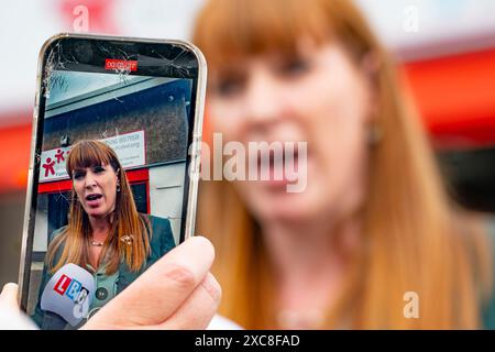 Broxburn, Scozia, Regno Unito. 15 giugno 2024. Il leader laburista scozzese Anas Sarwar si è Unito al vice leader del partito laburista Angela Rayner in visita al Broxburn Family & Community Development Centre, dove ha incontrato residenti locali e attivisti del partito. Iain Masterton/Alamy Live News Foto Stock