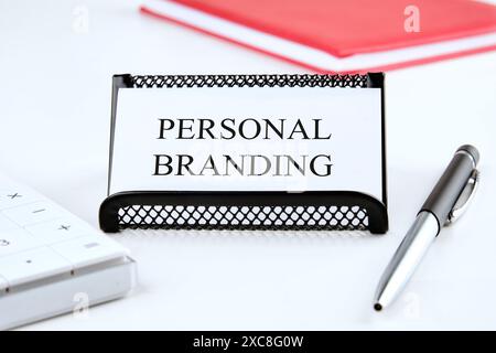 Concetto di business. Testo del Branding personale su un biglietto da visita su sfondo bianco Foto Stock