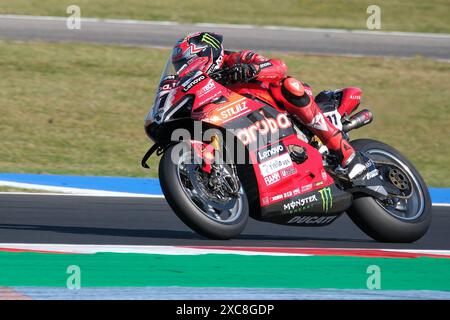 Misano Adriatico, Italia. 15 giugno 2024. (11) Nicolo Bulega dall'Italia del Aruba.it Ducati Team, cavalca Ducati Panigale V4R in azione durante il Campionato del mondo FIM Motul Superbike - prove libere del Round Emilia Romagna sul circuito Marco Simoncelli World Circuit di Misano Adriatico il 15 giugno 2024 a Misano Adriatico, Rimini, Italia. Credito: Agenzia fotografica indipendente/Alamy Live News Foto Stock