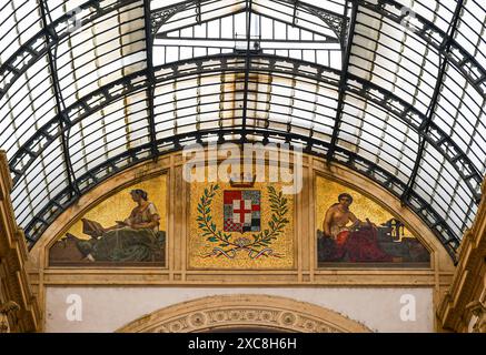 Un mosaico raffigurante la Scienza e l'industria, situato tra lo stemma milanese, adorna la Galleria Vittorio Emanuele II a Milano, in Lombardia, Italia. Foto Stock