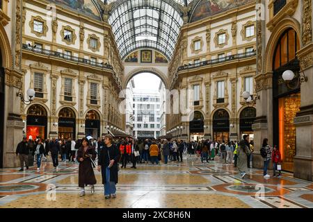 Vista della Galleria Vittorio Emanuele II, famosa galleria di negozi che collega Piazza del Duomo a Piazza della Scala, nel centro di Milano Foto Stock