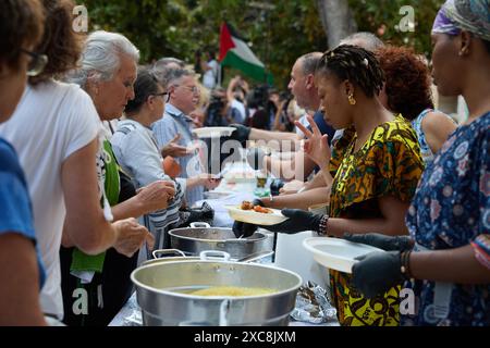 Brindisi, Italia. 13 giugno 2024. La gente partecipa a un'attività durante una protesta contro il G7 a Brindisi, in Italia, 13 giugno 2024. PER ANDARE CON "Feature: Proteste contro il G7 tenute, evidenziando la giustizia sociale, la pace globale" credito: Meng Dingbo/Xinhua/Alamy Live News Foto Stock