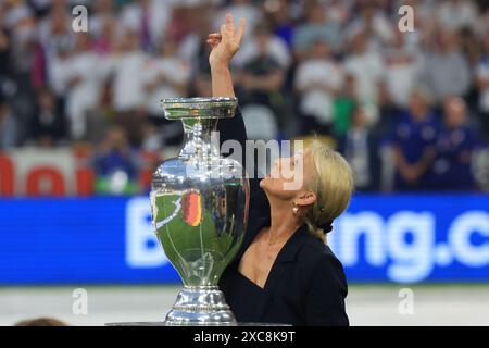 Munich Football Arena, Monaco, Germania. 14 giugno 2024. Euro 2024 gruppo A calcio, Germania contro Scozia; Heidi Beckenbauer con il Trofeo Henri Delaunay Euro 2024 guarda il cielo in memoria del marito Franz Beckenbauer (ex calciatore e leggenda del Bayern Monaco) credito: Action Plus Sports/Alamy Live News Foto Stock