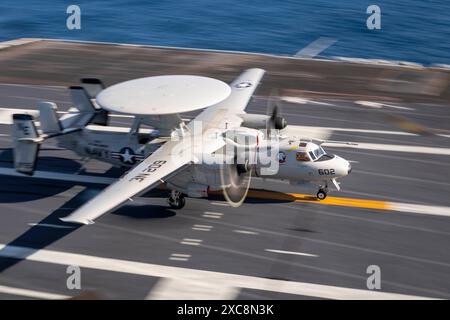 240612-N-TL932-2157 PACIFIC OCEAN (12 giugno 2024) un e-2D Advanced Hawkeye, assegnato alle "Black Eagles" del Carrier Airborne Early Warning Squadron Foto Stock