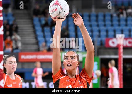 15 giugno 2024; Ken Rosewall Arena, Sydney, NSW, Australia: Suncorp Super Netball, Giants contro Adelaide Thunderbirds; Matisse Letherbarrow dei Giants durante il riscaldamento Foto Stock