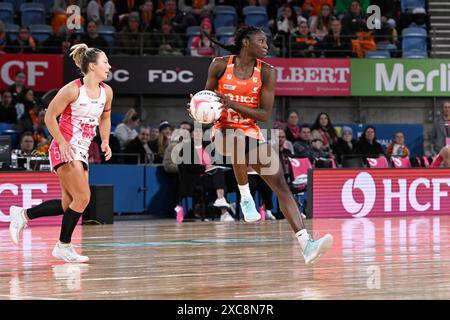 15 giugno 2024; Ken Rosewall Arena, Sydney, NSW, Australia: Suncorp Super Netball, Giants contro Adelaide Thunderbirds; Jodi-Ann Ward dei Giants prende la palla Foto Stock