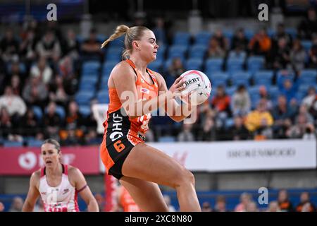 15 giugno 2024; Ken Rosewall Arena, Sydney, NSW, Australia: Suncorp Super Netball, Giants contro Adelaide Thunderbirds; Matilda McDonell dei Giants prende la palla Foto Stock