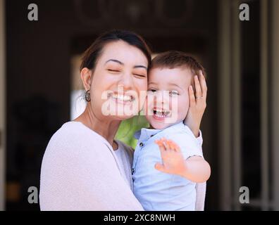 Casa, abbraccio e madre con il bambino, ritratto o felicità per rilassarsi con la famiglia, amore e cura sul portico interno. Ragazzo maschio, mamma orgogliosa e bambino ragazzo con Foto Stock