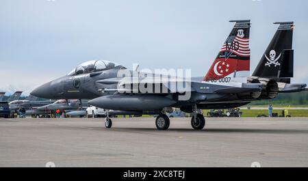 A Republic of Singapore Air Force F-15SG taxi durante Red Flag-Alaska 24-2 presso Eielson Air Force base, Alaska, 3 giugno 2024. Il Joint Pacific Alaska R Foto Stock