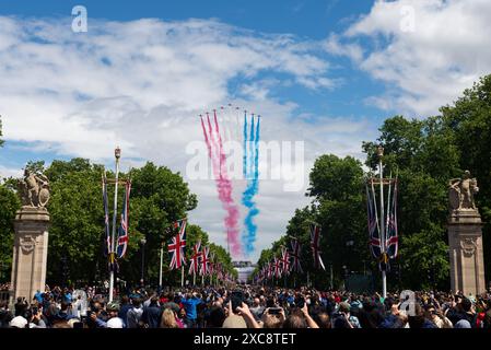 The Mall, Westminster, Londra, Regno Unito. 15 giugno 2024. La famiglia reale, le bande e le truppe in massa sono tornate al Mall dalla Horse Guards Parade per la cerimonia del Trooping of the Colour, nota anche come King's Birthday Parade. Il Flypast, il compleanno del re, pose fine all'evento. Frecce rosse RAF Foto Stock