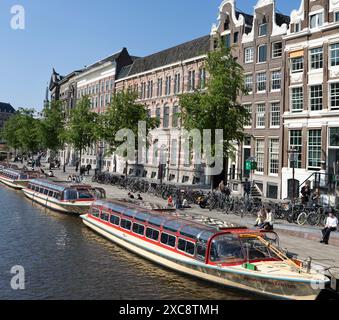Canale turistico ormeggiato a Rokin, Amsterdam Foto Stock