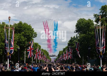 The Mall, Westminster, Londra, Regno Unito. 15 giugno 2024. La famiglia reale, le bande e le truppe in massa sono tornate al Mall dalla Horse Guards Parade per la cerimonia del Trooping of the Colour, nota anche come King's Birthday Parade. Per il 2024 l'onore spetta al numero 9 delle guardie irlandesi della compagnia per truppare il loro colore. Re Carlo III viaggiò in carrozza con la regina, avendo cavalcato a cavallo negli anni precedenti. Kate Middleton, la Principessa del Galles, vi prese parte. Il Flypast di compleanno del re ha concluso l'evento, che a volte aveva visto una forte pioggia. Frecce rosse RAF Foto Stock