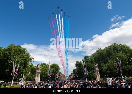 The Mall, Westminster, Londra, Regno Unito. 15 giugno 2024. La famiglia reale, le bande e le truppe in massa sono tornate al Mall dalla Horse Guards Parade per la cerimonia del Trooping of the Colour, nota anche come King's Birthday Parade. Il King's Birthday Flypast concluse l'evento, con le frecce rosse della RAF che sorvolavano la folla nel Mall Foto Stock