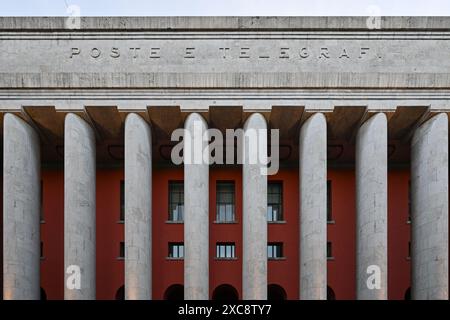 Palermo, Italia - 30 agosto 2023: Veduta dell'edificio degli uffici postali di Palermo, Sicilia, Italia. Foto Stock