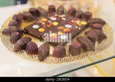 Cioccolatini di lusso su una vetrina. Dolci Foto Stock