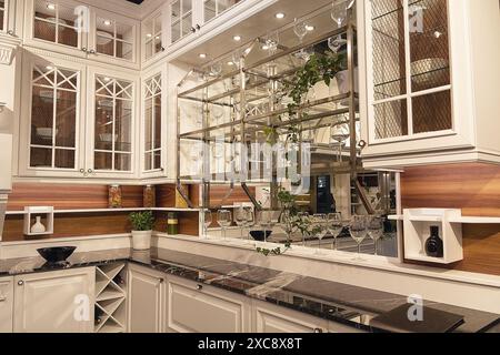 Lussuosa cucina bianca in stile classico. Interno Foto Stock