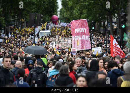 Parigi, Francia. 15 giugno 2024. I manifestanti partecipano a una manifestazione contro l'estrema destra a Parigi il 15 giugno 2024. Foto di Firas Abdullah/ABACAPRESS. COM credito: Abaca Press/Alamy Live News Foto Stock