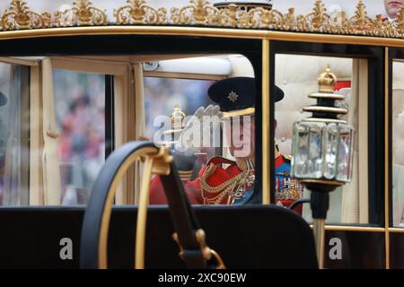 Londra Regno Unito 15 giugno 2024 Re Carlo dà il saluto reale sulla sua strada per Trooping the Colour Credit: Anfisa Polyushkevych/Alamy Live News Foto Stock