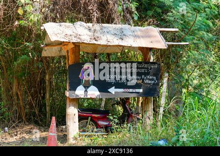 Cartelli stradali che puntano al villaggio Huay PU Keng a collo lungo Kayan nella provincia di Mae Hong Son nel nord-ovest della Thailandia, vicino al confine con la Birmania Foto Stock