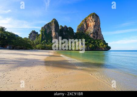 Affioramento carsico roccioso che si affaccia su Railay West Beach sulla penisola di Railay nella provincia di Krabi, Thailandia, Sud-est asiatico Foto Stock