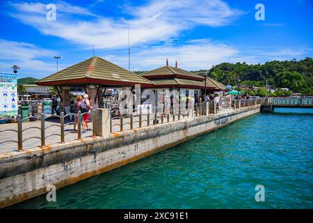 Koh Phi Phi, Thailandia - 8 febbraio 2023 : turisti che arrivano sull'isola di Koh Phi Phi attraverso il Molo di Ton Sai, la provincia di Krabi, Thailandia Foto Stock