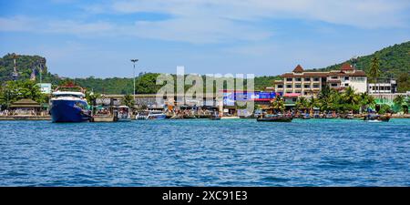 Koh Phi Phi, Tailandia - 8 febbraio 2023: Vista panoramica del Molo di Ton Sai dalla costa sull'isola di Koh Phi Phi, provincia di Krabi, Tailandia Foto Stock