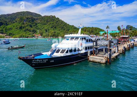 Koh Phi Phi, Thailandia - 8 febbraio 2023: Yacht di lusso ormeggiato sul Molo di Ton Sai sull'isola di Koh Phi Phi, provincia di Krabi, Thailandia Foto Stock