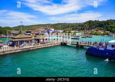 Koh Phi Phi, Thailandia - 8 febbraio 2023 : turisti che arrivano sull'isola di Koh Phi Phi attraverso il Molo di Ton Sai, la provincia di Krabi, Thailandia Foto Stock